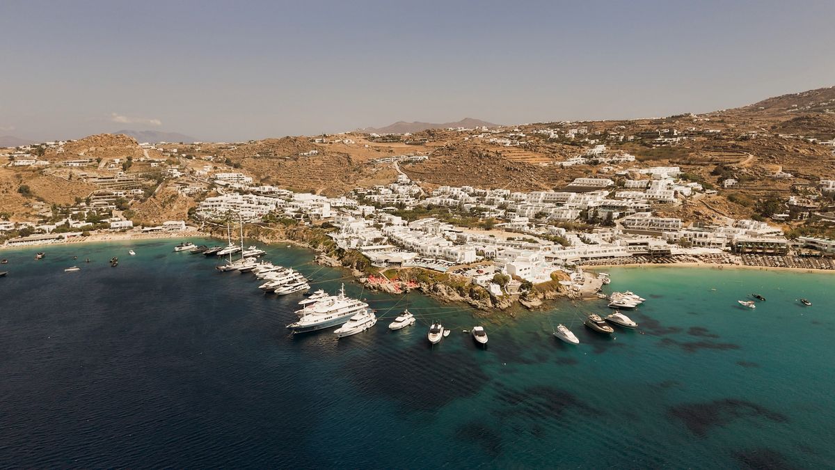 Psarou Beach