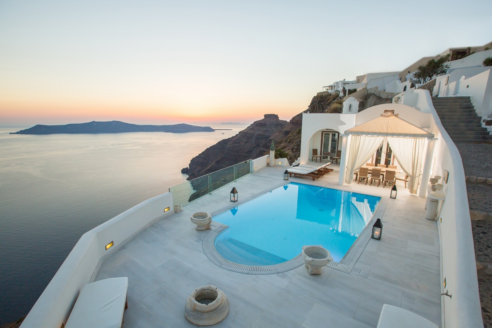 The Best Cave Hotels in Santorini for 2025
