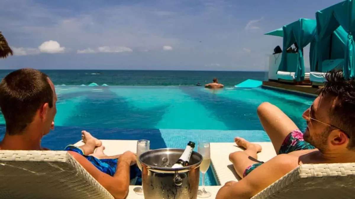 The best gay resorts for singles image