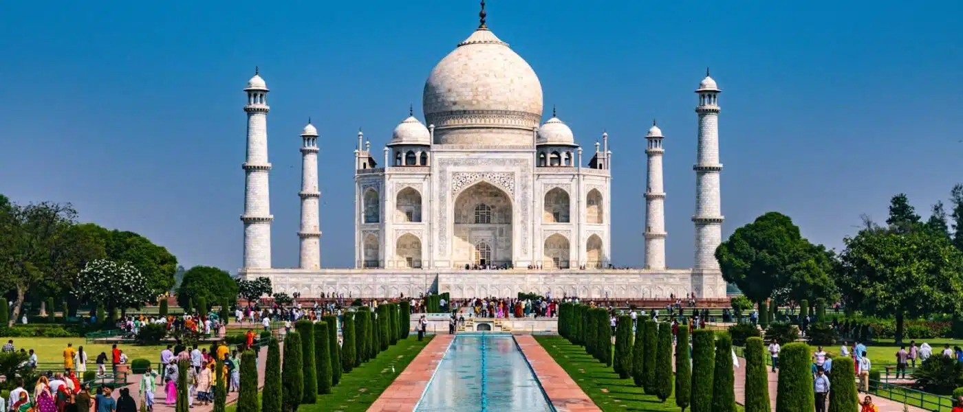 Calligraphy in black marble framing the main arch of the Taj Mahal