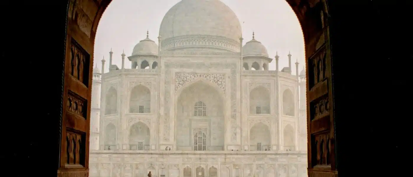 Carved octagonal marble screen around the cenotaphs inside the Taj Mahal