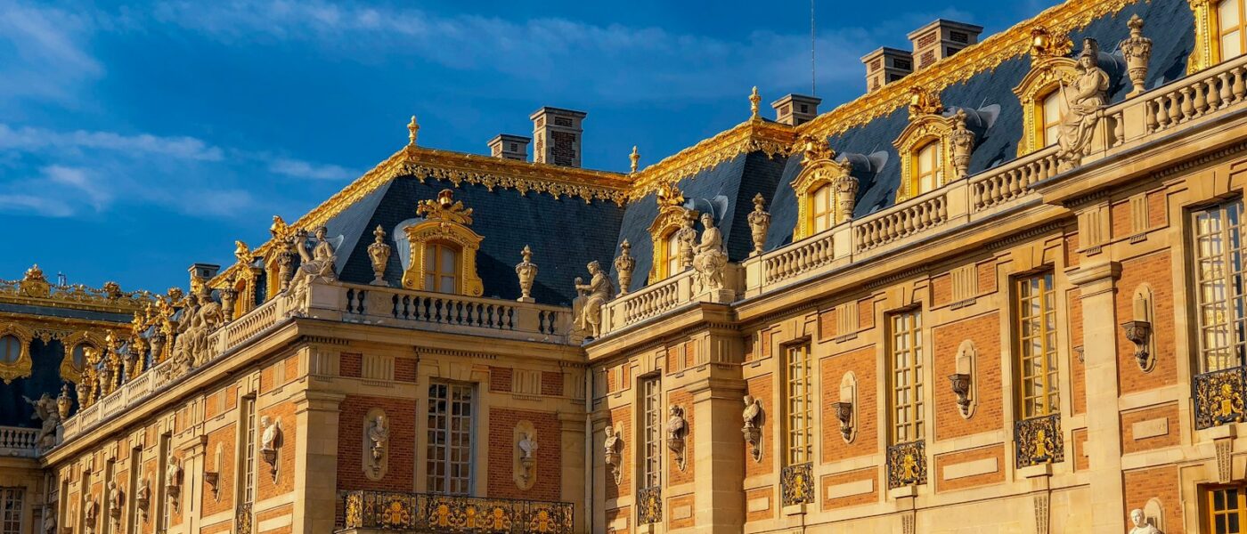Library of Louis XVI lined with books and fine cabinetry