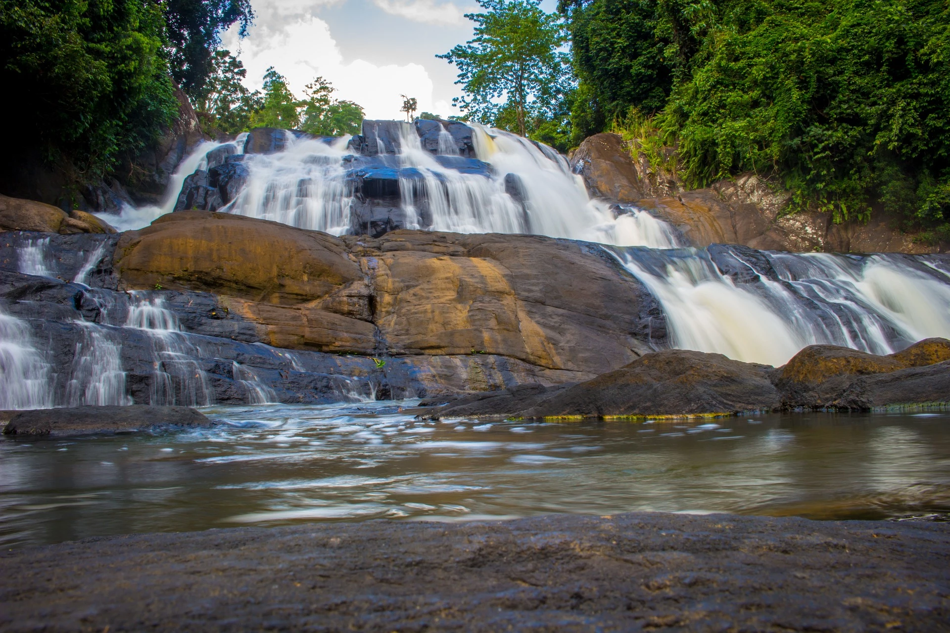 waterfall in sri lanka